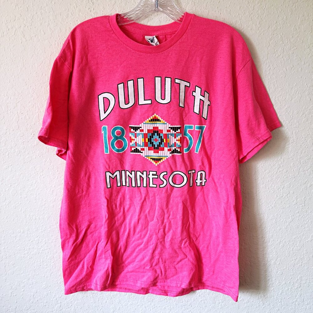 Duluth Minnesota Pink Native American Print T-Shirt L Delta Pro Weight